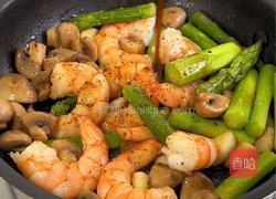 黑椒腌制虾仁邂逅脆嫩芦笋与口蘑，成就春日下饭神菜！的做法图解6