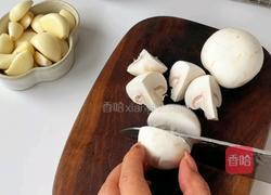 蒜香口蘑鸡腿的做法图解1