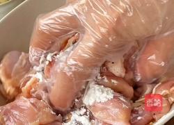 蒜香口蘑鸡腿的做法图解3