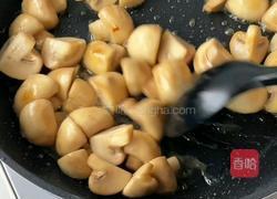 蒜香口蘑鸡腿的做法图解6