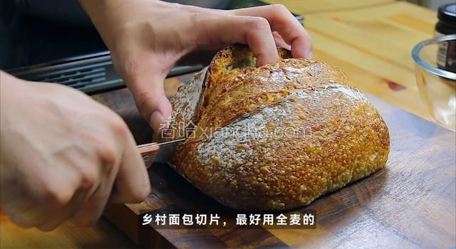 乡村面包切片，最好用全麦的。