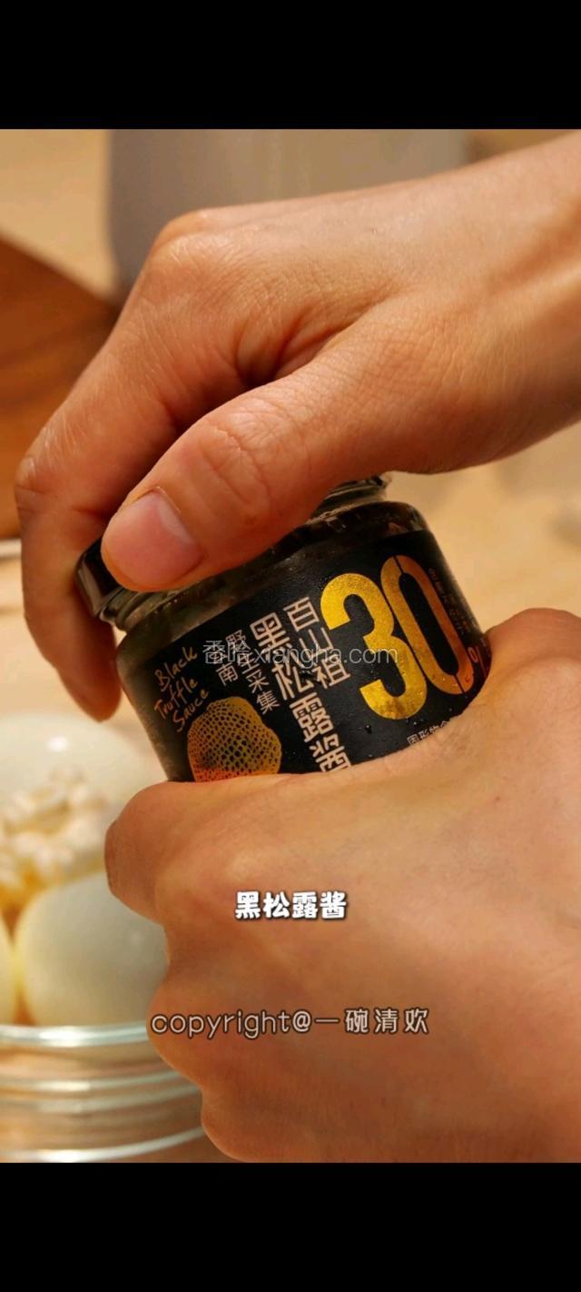 碗中放入三颗熟鸡蛋，加入蛋黄酱和一勺黑松露酱。