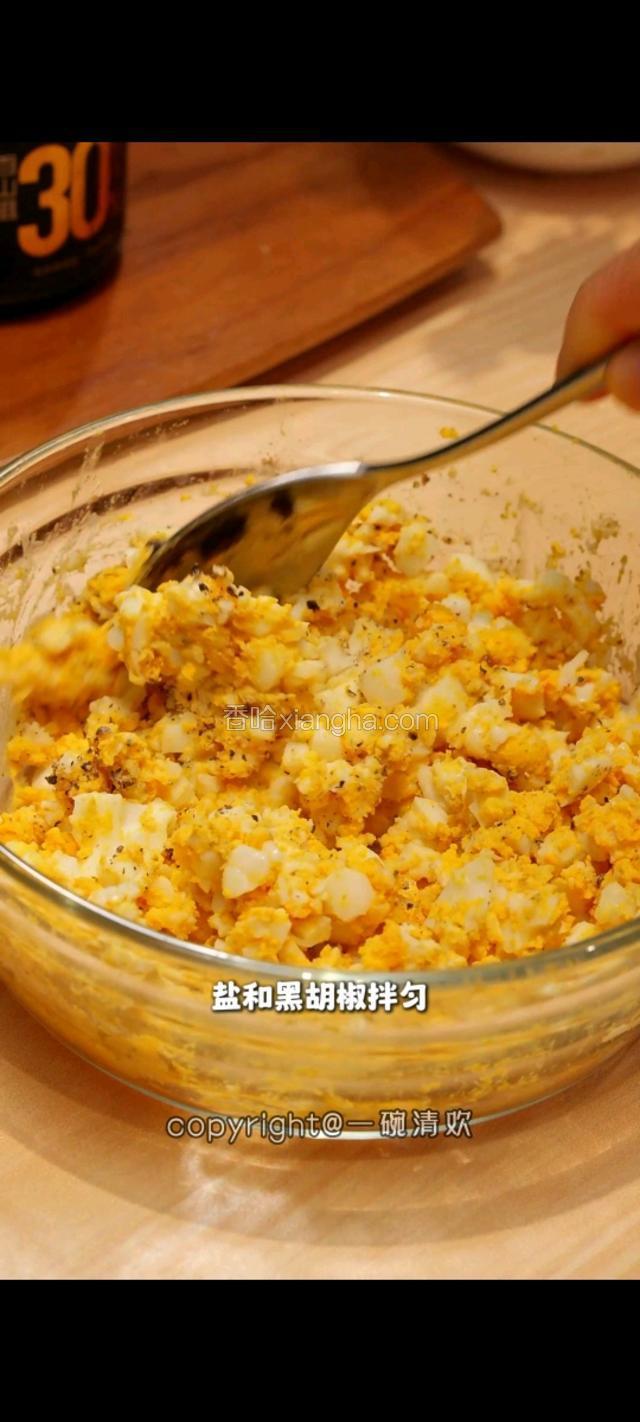 捣碎后加入盐和黑胡椒拌匀。