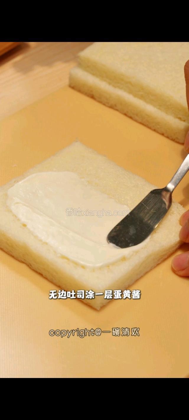 无边吐司涂一层蛋黄酱。