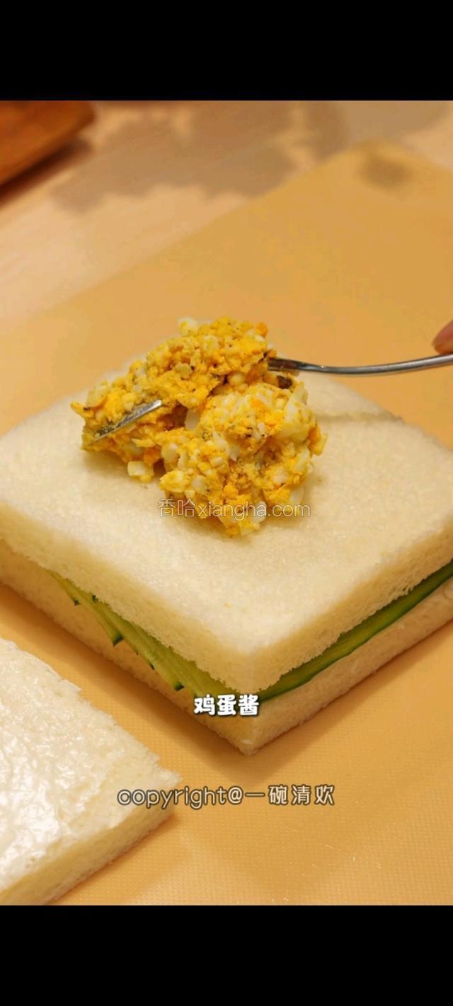 再盖上吐司，盖一层鸡蛋酱。