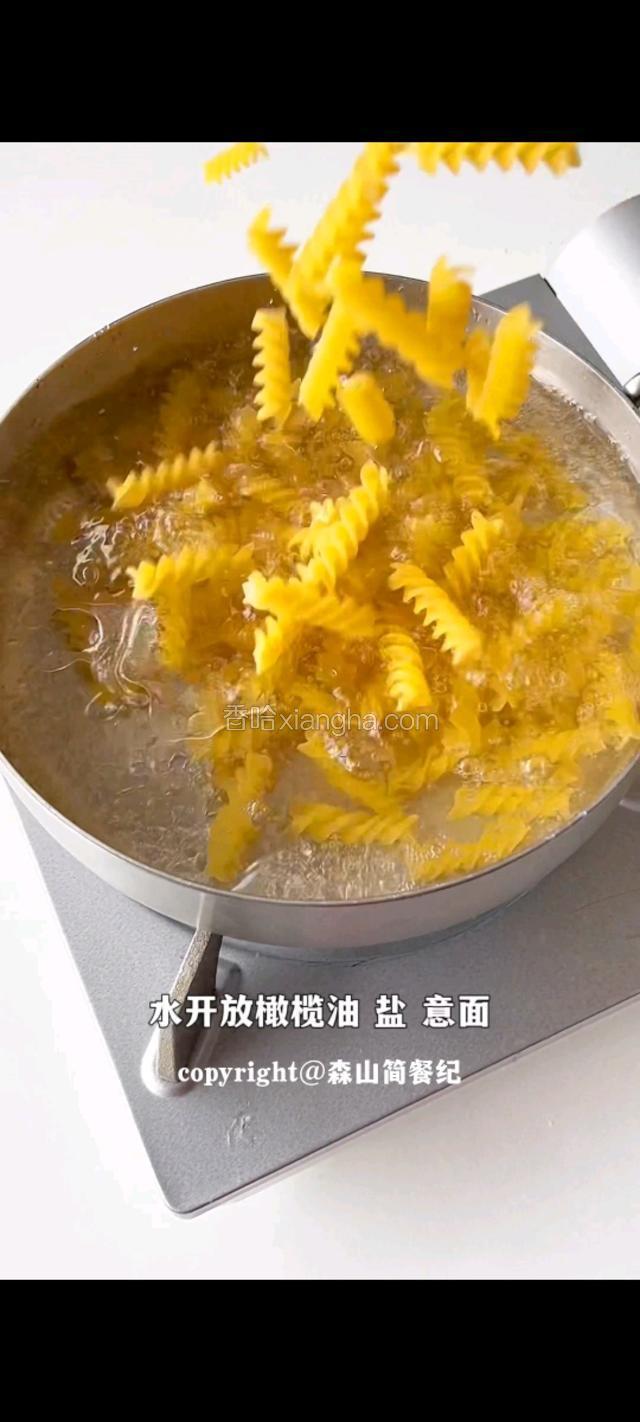 水开放橄榄油，盐和意面