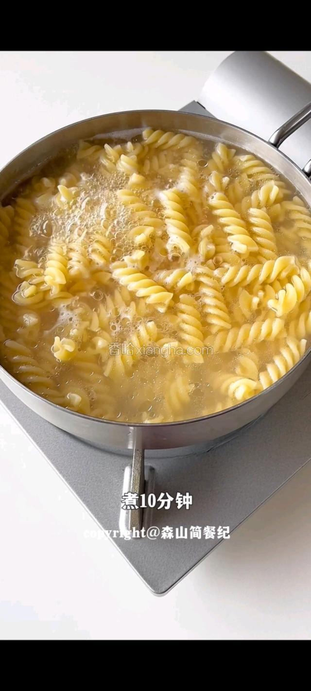 煮10分钟后捞出。
