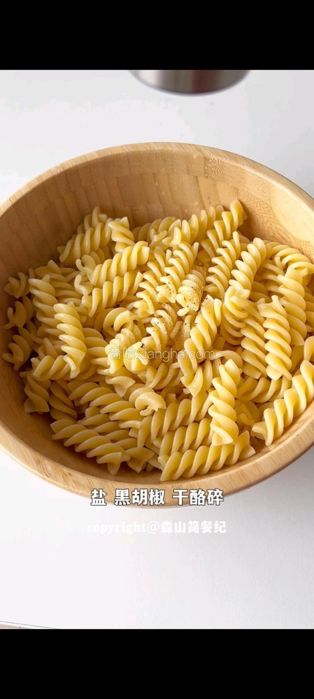 沥干水分，加盐，黑胡椒和干酪碎。