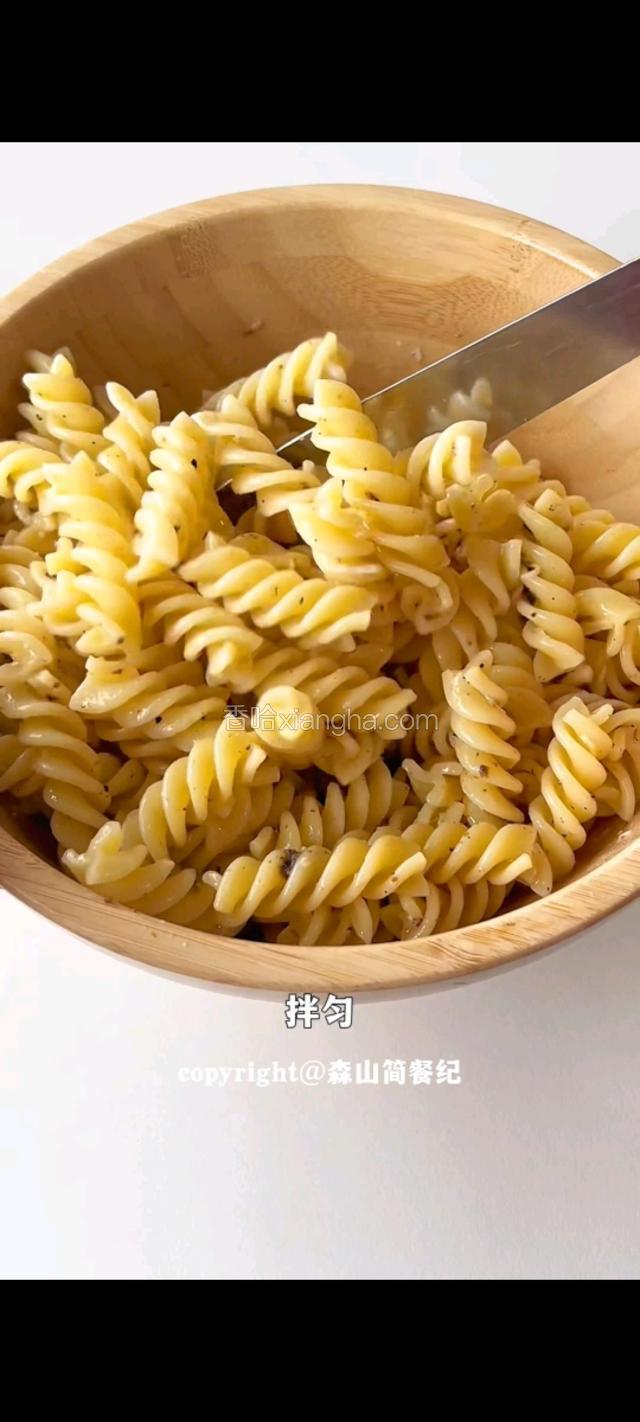 加入橄榄油拌匀。