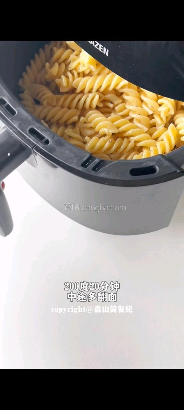 放入空气炸锅200度20分钟，中途多翻面。