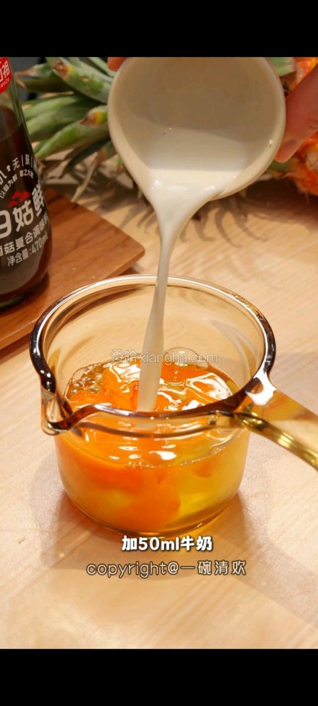 打三颗鸡蛋加50ml牛奶。