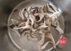 平菇炒白菜的做法图解2