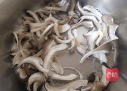 平菇炒白菜的做法图解3