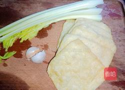 油豆腐炒芹菜的做法图解1