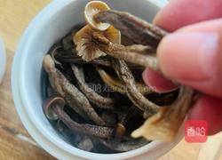 鹿茸菇排骨蒸盅的做法图解2