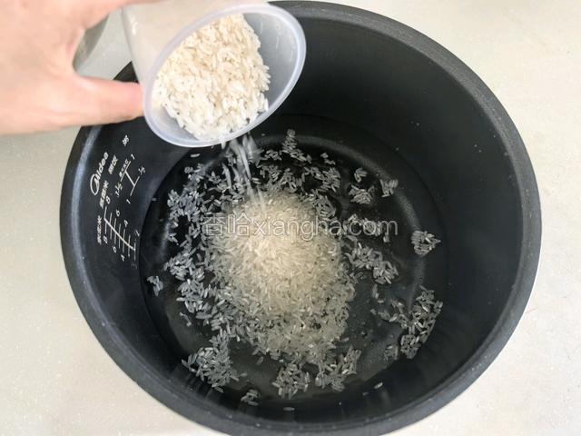 大米加水先熬煮20分钟。