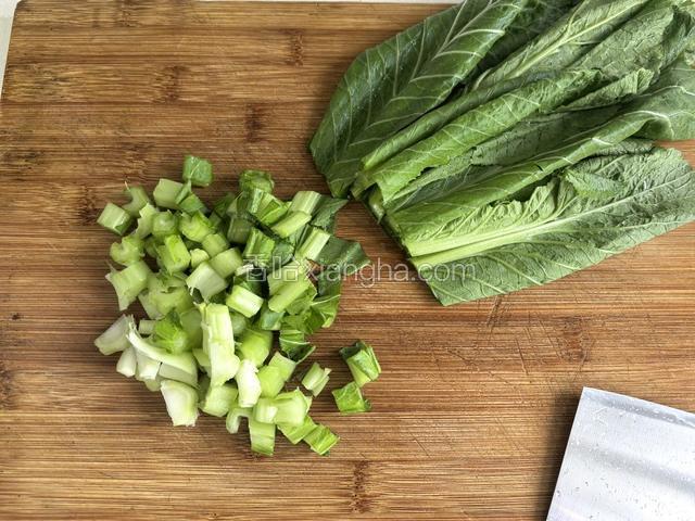 青菜洗净切成丁。