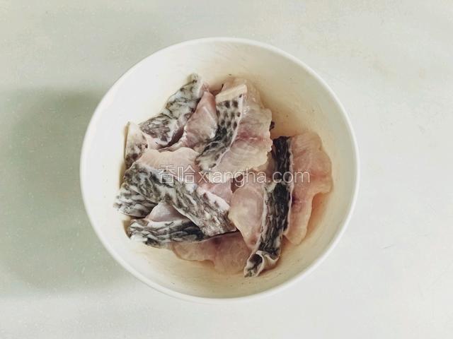 买回来的鱼片，用盐油料酒生粉腌制。