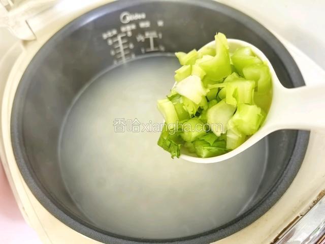 大米煮至开花软烂后，放入蔬菜粒煮开。