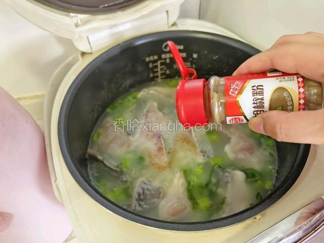 放少许的胡椒粉调味提鲜。