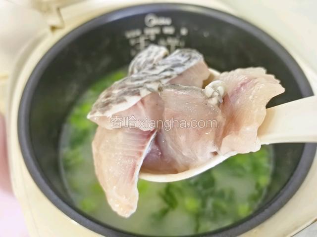 接着放入腌制好的鱼片煮一分钟左右。