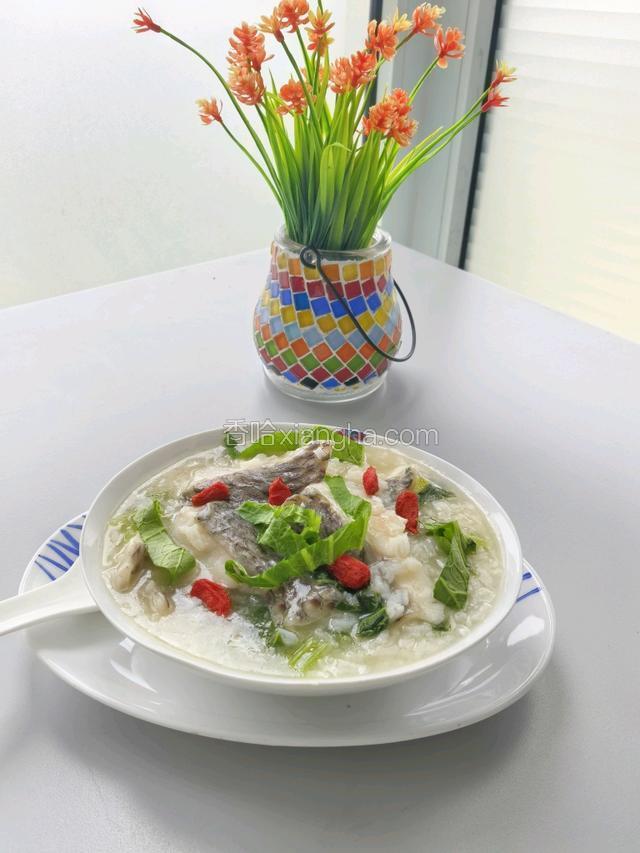 一道鲜香味美的鱼片粥就做好了。
