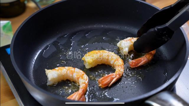 另起锅把虾肉煎一下取出吸油后备用