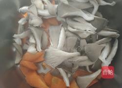 胡萝卜平菇炖肉丸的做法图解4