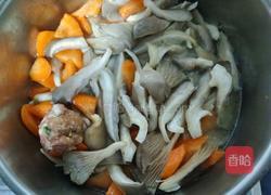 胡萝卜平菇炖肉丸的做法图解6