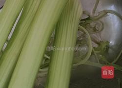 西芹彩椒炒鲜鱿的做法图解1