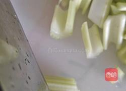 西芹彩椒炒鲜鱿的做法图解2