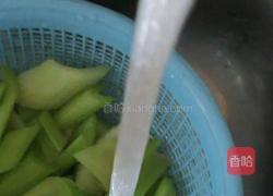 西芹彩椒炒鲜鱿的做法图解6