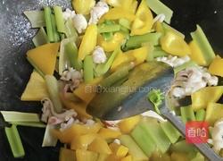 西芹彩椒炒鲜鱿的做法图解10