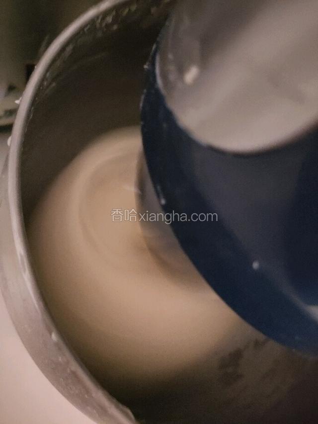 加入黄油、盐，还是二档将粉类搅拌成团后转至五档揉成手套膜状