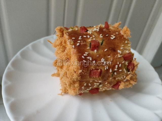 切成自己想要的大小后在面包体凉面抹上沙拉酱，粘上肉松即可