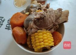 玉米胡萝卜筒骨汤的做法图解1