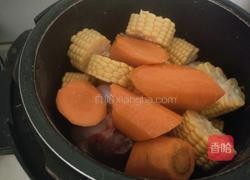 玉米胡萝卜筒骨汤的做法图解4