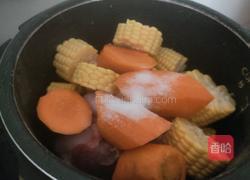 玉米胡萝卜筒骨汤的做法图解5