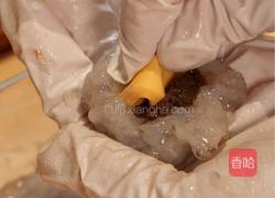 爆浆黑松露虾球的做法图解2