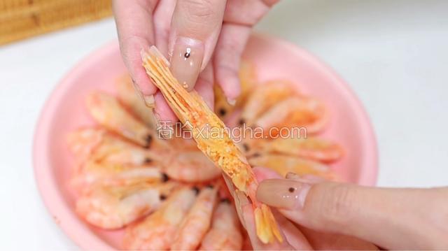 加拿大北极虾是熟冻加工的虾，购买后可以室温解冻即食，也可以用冷水浸泡后即食，或者炒菜、煮汤、包饺子等等，作为一种高冷的海鲜，北极虾生活在高纬度、冷水海域，与所有深海冷水海鲜一样，加拿大北极虾肉质紧实有嚼劲，其口感是特有的鲜甜中透着微微的咸味。