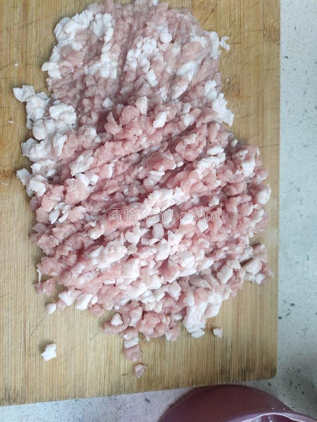 猪肉剁剁碎.豇豆也切小段备用