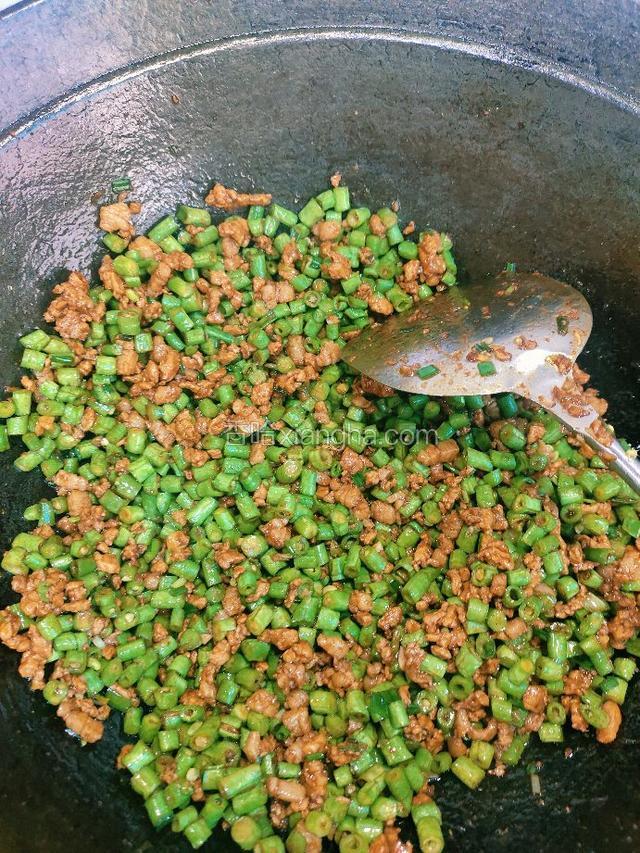 爆香葱姜蒜，下入肉沫、豇豆翻炒两分钟，加入盐、耗油、老抽、十三香、味精炒至断生盛出放凉（不要炒太久）
