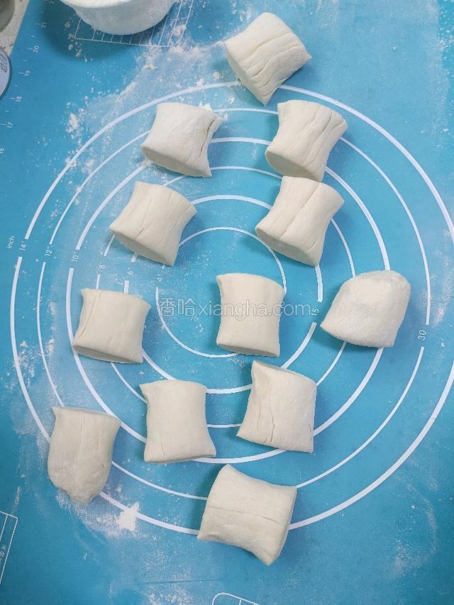 搓成长条后切成60克左右大小的剂子