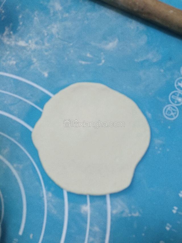 取一个剂子擀成中间厚边缘薄的圆形，放入馅料，团圆包成包子状