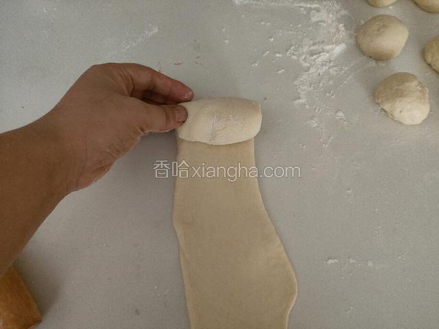 将面团分为均匀三个剂子，然后一一将剂子擀成牛舌状，从上往上卷起