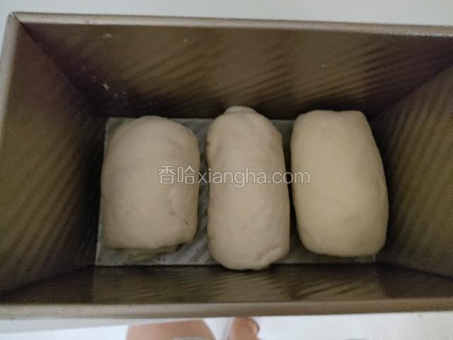松弛十五分钟后继续图六的步骤，再将三个擀好的剂子放入模具中发酵至八分满