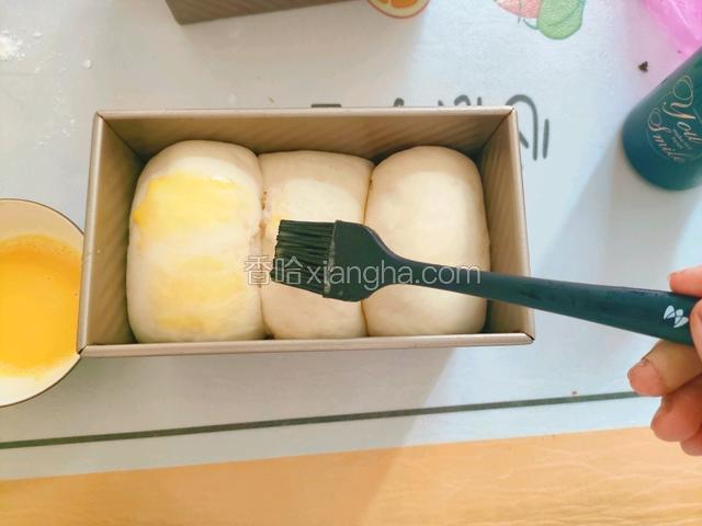 八分满的吐司生胚刷上一层蛋黄液