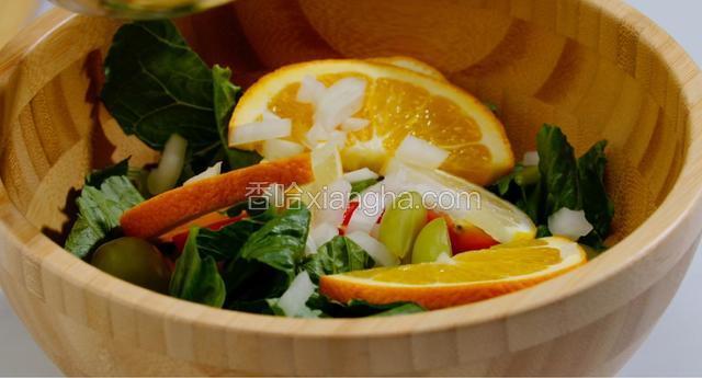 将切好的食材放入沙拉碗拌匀。