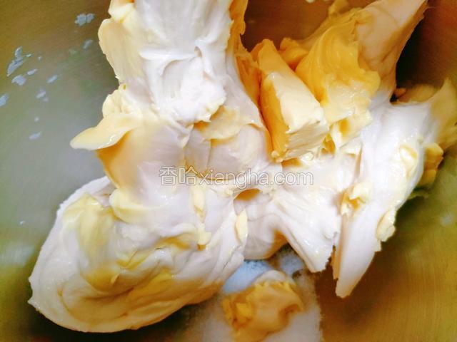 加入黄油、盐，二档揉成团后六档揉出手套膜