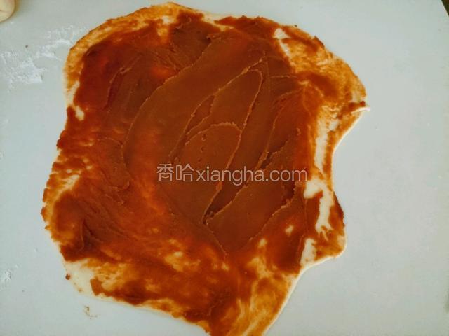 将面团擀成长方形，摸上一层豆沙